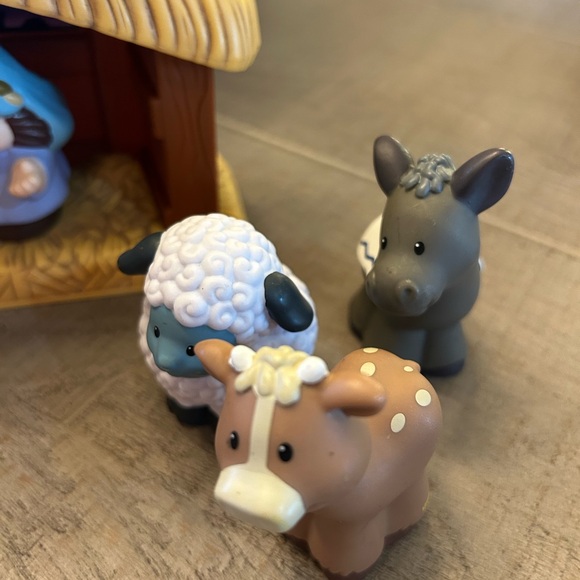 Mattel Nativity Playset with Blue and Yellow Figures - Picture 4 of 4